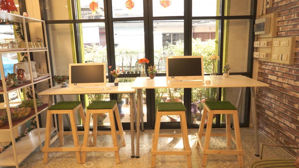 Tiger Lily Hostel Bangkok Exterior photo