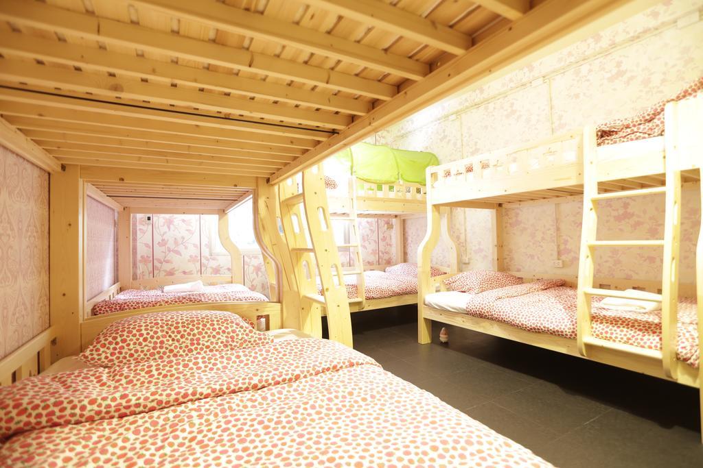 Tiger Lily Hostel Bangkok Exterior photo