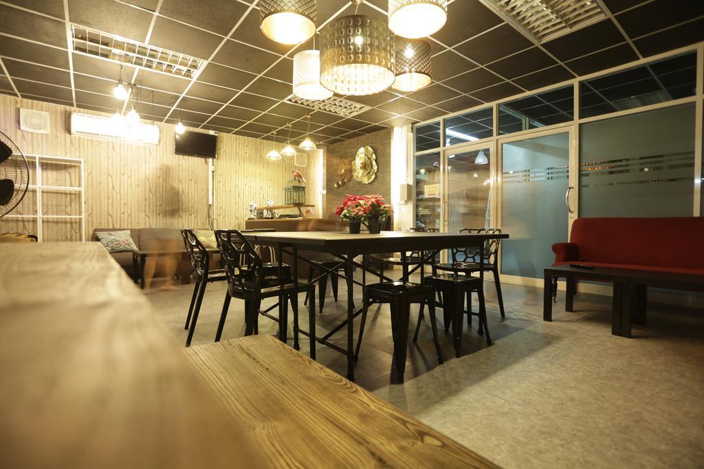 Tiger Lily Hostel Bangkok Exterior photo