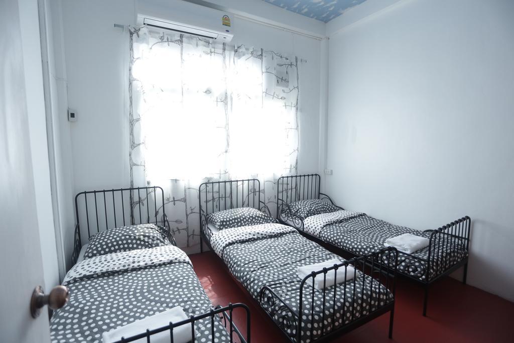 Tiger Lily Hostel Bangkok Exterior photo